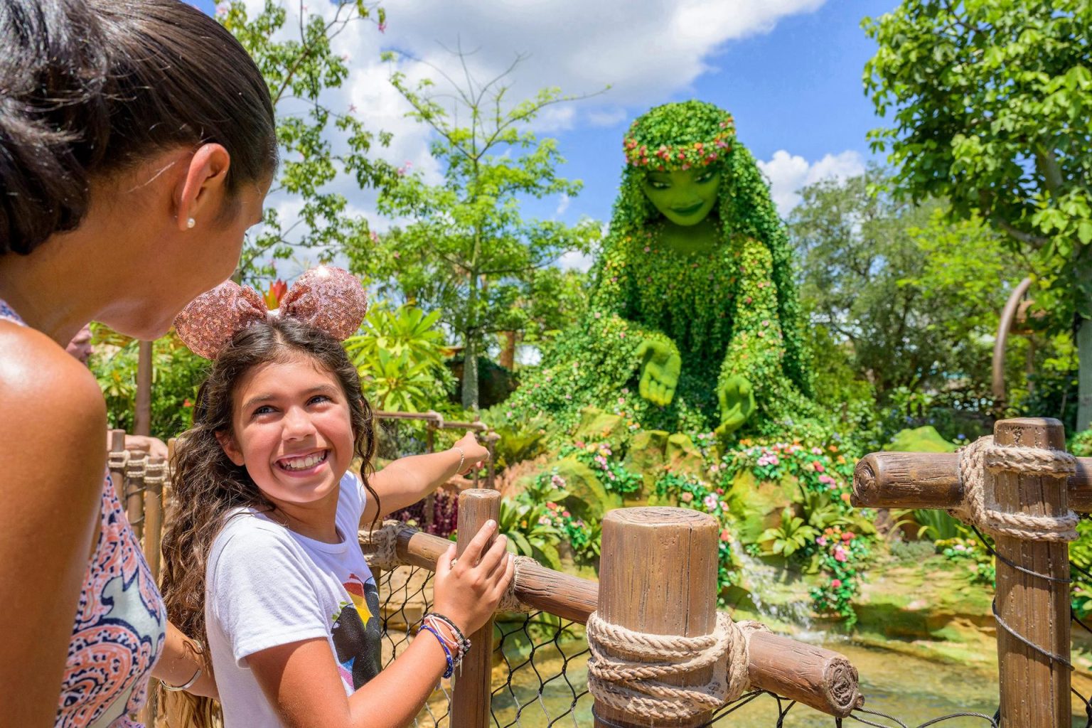 Fotografía cedida por Disney donde aparecen unas personas mientras visita la nueva atracción Journey of Water inspirada por "Moana", inaugurada en el parque temático de EPCOT en Lake Buena Vista, Florida (EE.UU.). EFE/Amy Smith/Disney /SOLO USO EDITORIAL /NO VENTAS /SOLO DISPONIBLE PARA ILUSTRAR LA NOTICIA QUE ACOMPAÑA /CRÉDITO OBLIGATORIO