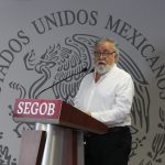 Fotografía de archivo fechada el 15 de septiembre de 2019 del subsecretario de Derechos Humanos, Población y Migración, Alejandro Encinas, durante una conferencia de prensa en Ciudad de México (México). EFE/ Mario Guzmán