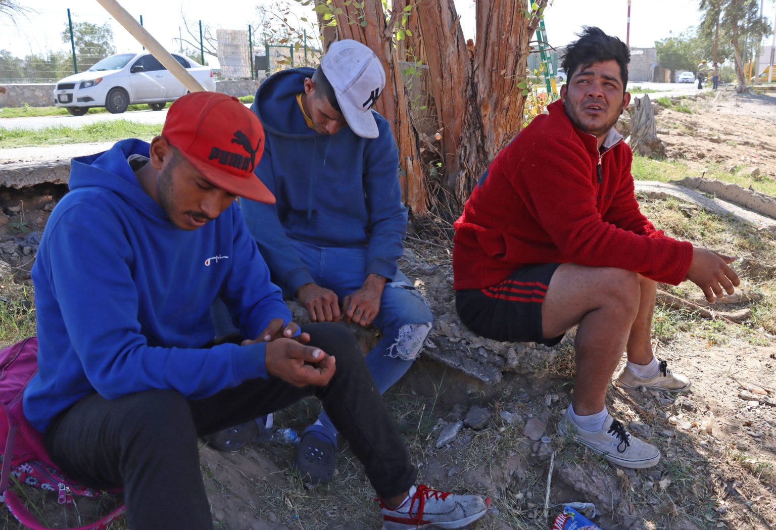 Migrantes conversan con EFE el 16 de octubre de 2023, en un albergue de Ciudad Juárez, en Chihuahua (México). EFE/ Luis Torres