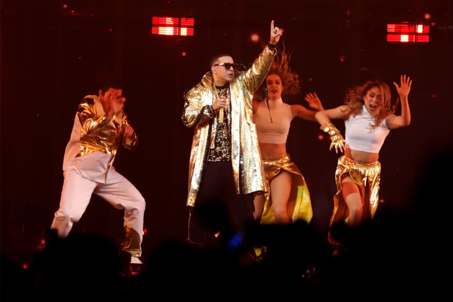 Fotografía de archivo en al que se registró la presentación del reguetonero puertorriqueño Daddy Yankee, en el Coliseo de San Juan (Puerto Rico). EFE/Thais Llorca