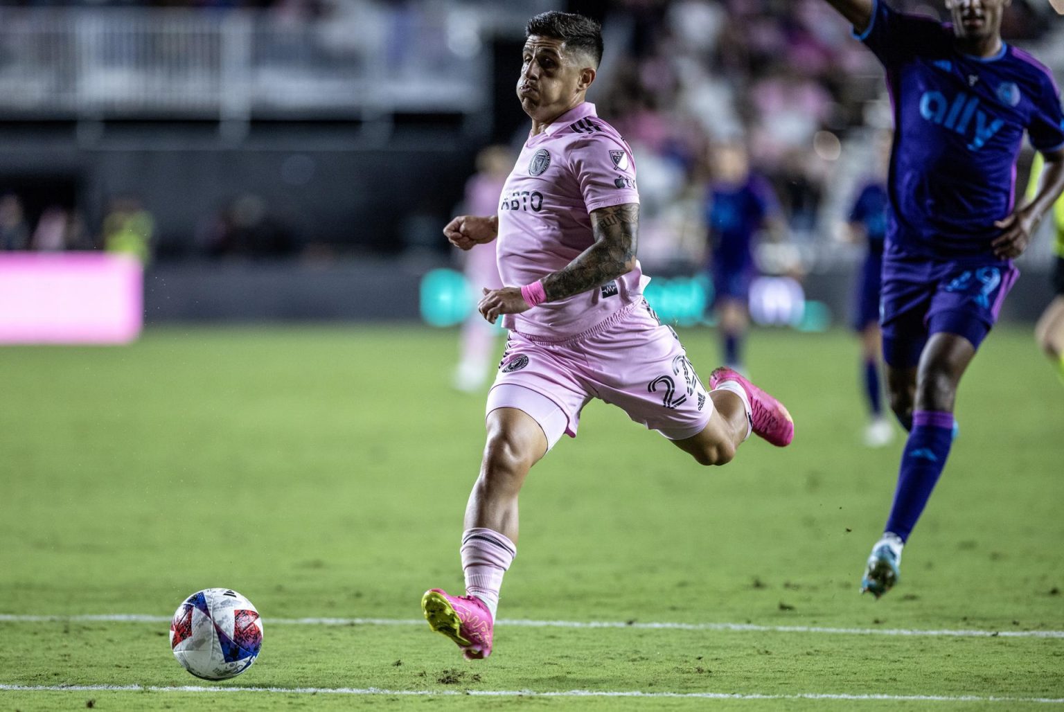 Nicolás Stefanelli de Inter Miami en acción frente a Charlotte FC en el DRV PNK Stadium, en Fort Lauderdale, Florida (EE.UU.), este 18 de octubre de 2023. EFE/EPA/Cristóbal Herrera-Ulashkevich