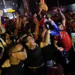 Fotografía de archivo de manifestantes que celebran la decisión del presidente de Panamá, Laurentino Cortizo, que anunció que solicitará al Tribunal Electoral la convocatoria de una consulta popular para que los panameños decidan si se deroga o no la Ley 406, de un nuevo convenio minero con la empresa Minera Panamá, filial de la canadiense First Quantum Minerals (FQM), en Ciudad de Panamá (Panamá). EFE/ Bienvenido Velasco