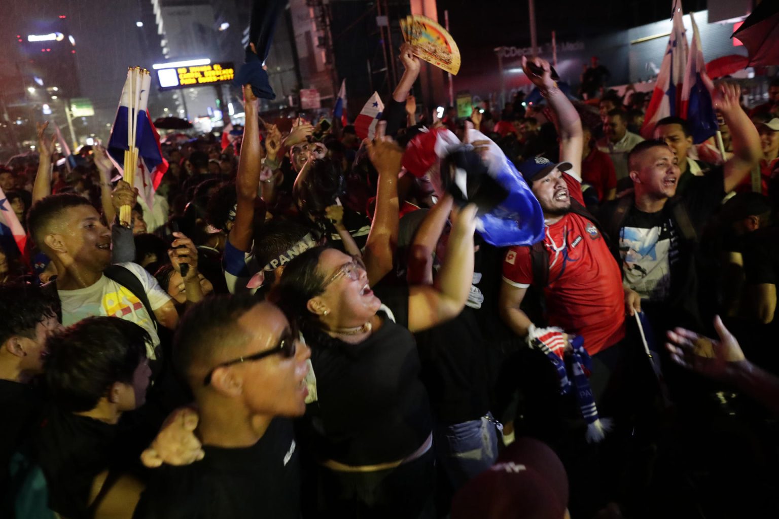 Fotografía de archivo de manifestantes que celebran la decisión del presidente de Panamá, Laurentino Cortizo, que anunció que solicitará al Tribunal Electoral la convocatoria de una consulta popular para que los panameños decidan si se deroga o no la Ley 406, de un nuevo convenio minero con la empresa Minera Panamá, filial de la canadiense First Quantum Minerals (FQM), en Ciudad de Panamá (Panamá). EFE/ Bienvenido Velasco