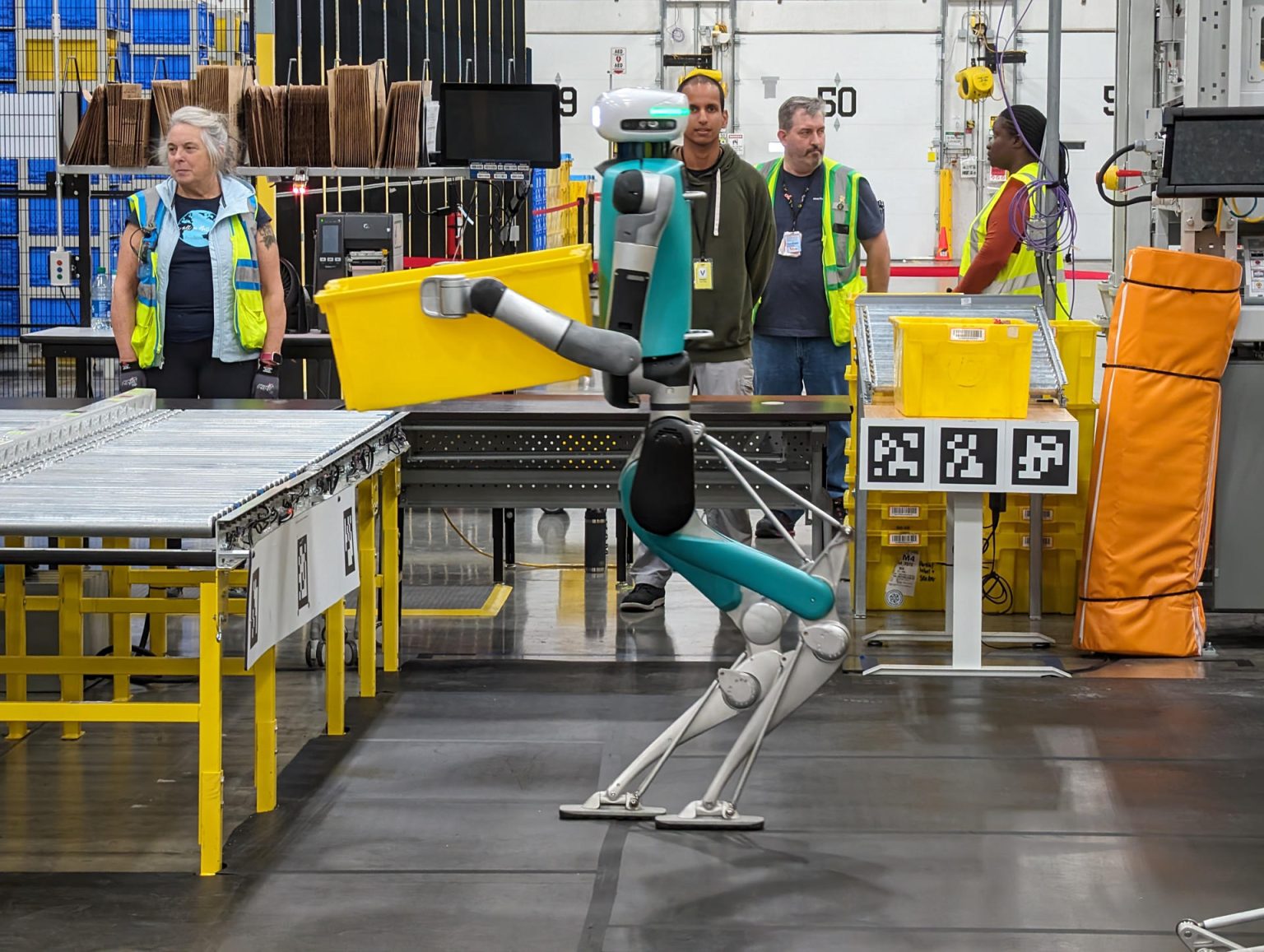 Fotografía del interior del almacén con nuevas máquinas de clasificación y brazos robóticos equipados con inteligencia artificial (IA) de Amazon, en Sumner (Estados Unidos). EFE/ Sarah Yanez Richards