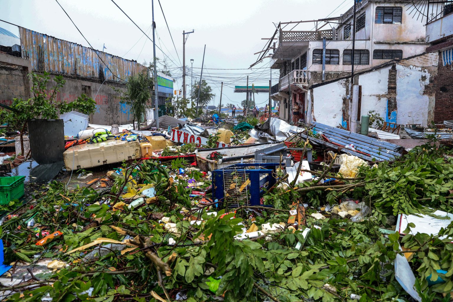 Fotografía de escombros en una vía tras el paso del huracán Otis, hoy, en Acapulco, en el estado de Guerrero (México). EFE/ David Guzmán