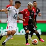 Fotografía de archivo en la que se registró al argentino Luciano Acosta (c-d), al actuar para el Atlas de México y actual enganche y capital del club estadounidense de fútbol Cincinnati de la MLS. EFE/Francisco Guasco