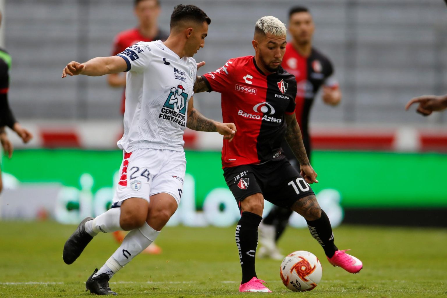 Fotografía de archivo en la que se registró al argentino Luciano Acosta (c-d), al actuar para el Atlas de México y actual enganche y capital del club estadounidense de fútbol Cincinnati de la MLS. EFE/Francisco Guasco