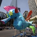 Fotografía de alebrijes monumentales durante un desfile organizado por el Museo de Arte Popular, como antesala a la celebración del Día de Muertos, hoy en Ciudad de México (México). EFE/José Méndez