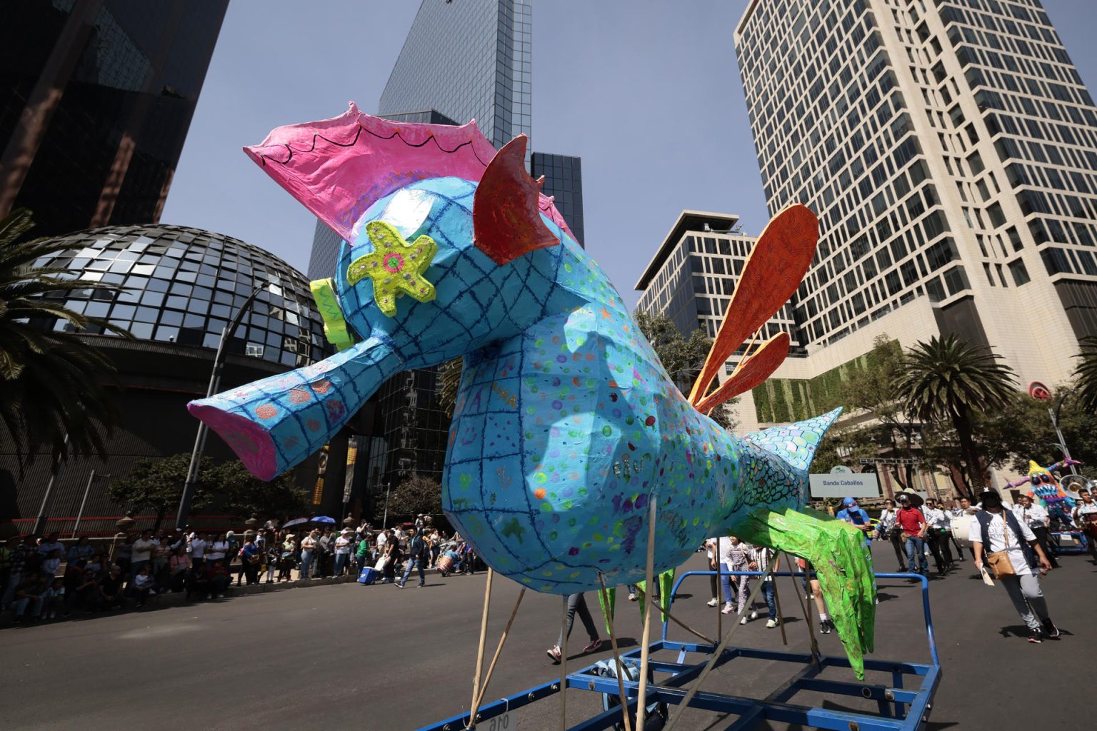 Fotografía de alebrijes monumentales durante un desfile organizado por el Museo de Arte Popular, como antesala a la celebración del Día de Muertos, hoy en Ciudad de México (México). EFE/José Méndez