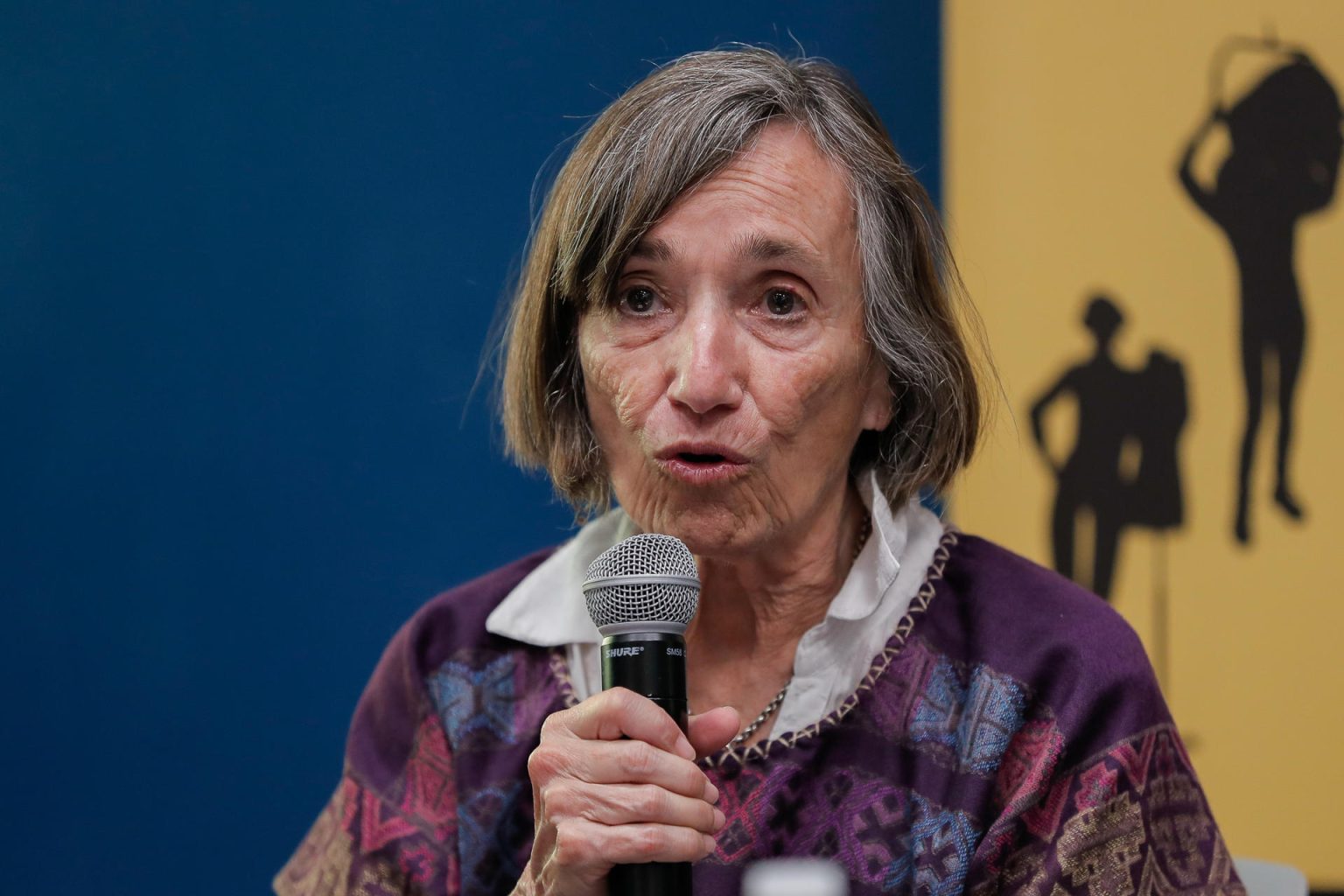 La cineasta Busi Cortés habla durante una rueda de prensa en la Ciudad de México (México). EFE/Isaac Esquivel