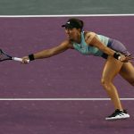 La tenista estadounidense Jessica Pegula devuelve una bola a la bielorrusa Aryna Sabalenka, hoy en el torneo femenino de tenis WTA Finals Cancún realizado en el hotel Paradisius del balneario de Cancún estado de Quintana Roo. EFE/Alonso Cupul