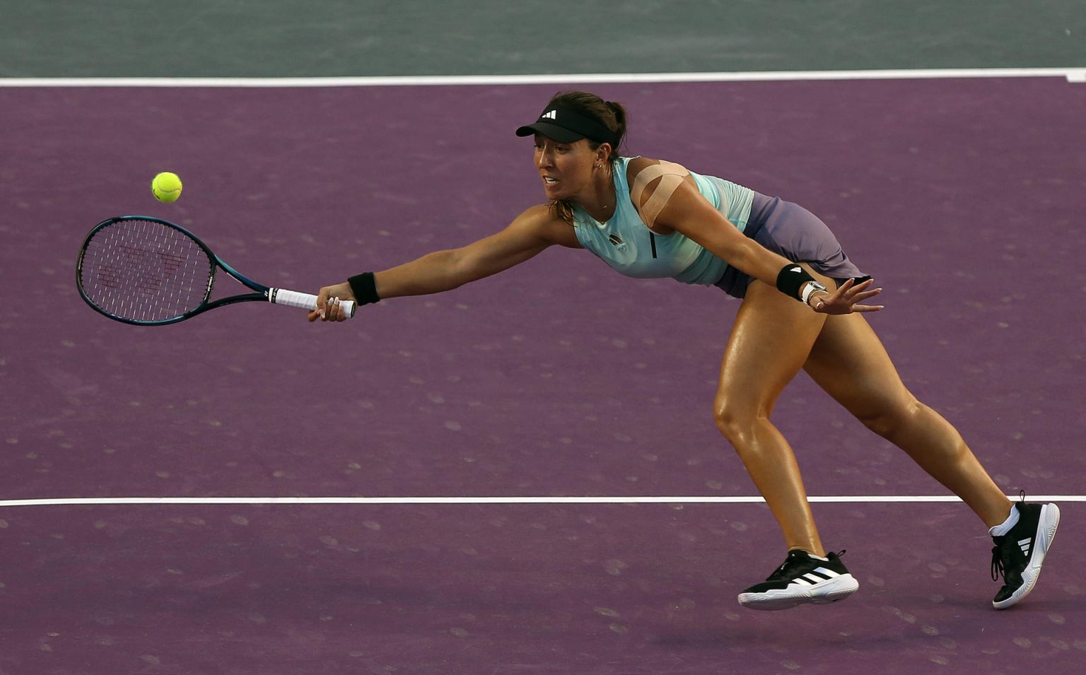 La tenista estadounidense Jessica Pegula devuelve una bola a la bielorrusa Aryna Sabalenka, hoy en el torneo femenino de tenis WTA Finals Cancún realizado en el hotel Paradisius del balneario de Cancún estado de Quintana Roo. EFE/Alonso Cupul