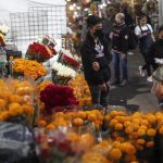 Comerciantes venden flores en el mercado de Jamaica en Ciudad de México (México). Fotografía de archivo.  EFE/ Isaac Esquivel