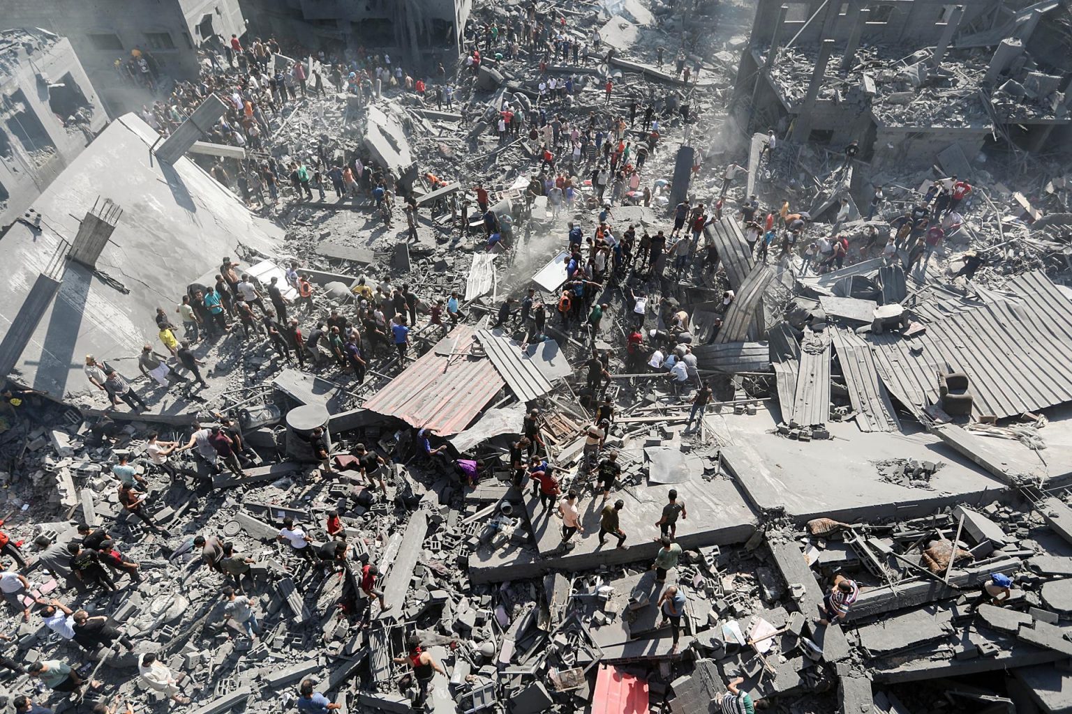 Palestinos buscan supervivientes entre los escombros de un edificio de viviendas alcanzado en un ataque israelí en el campo de refugiados de Khan Younis, al sur de Gaza. EFE/ Haitham Imad