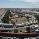 Fotografía de archivo panorámica de Trailers formados a la entrada de la Aduana de EE.UU, en Ciudad Juárez, Chihuahua (México). EFE/Luis Torres