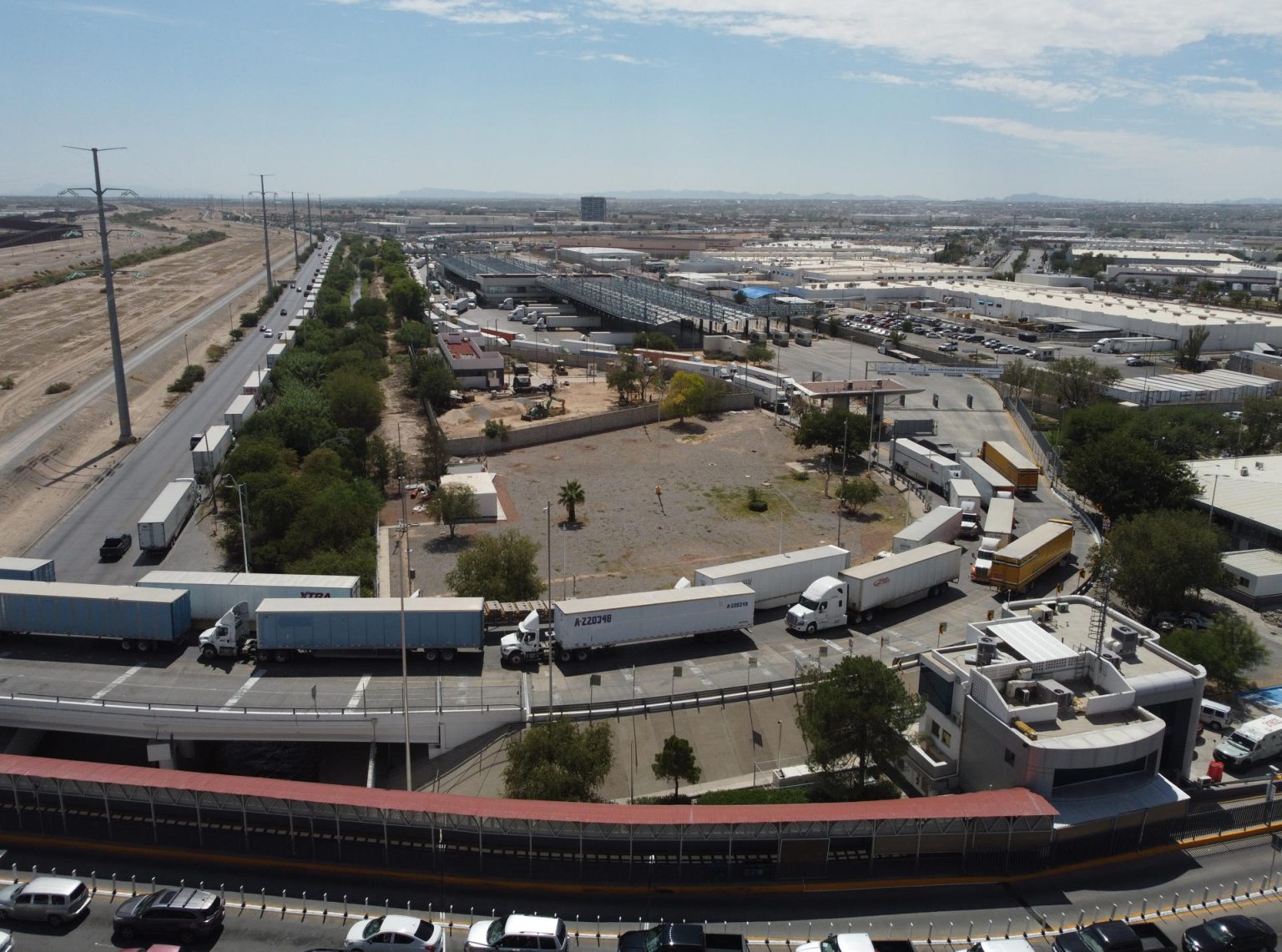 Fotografía de archivo panorámica de Trailers formados a la entrada de la Aduana de EE.UU, en Ciudad Juárez, Chihuahua (México). EFE/Luis Torres