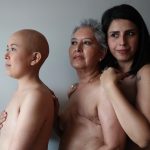 Fotografía que muestra a Lorena Estrada (i), Angeles Arreola (c) y Sandra Monrroy (d), pacientes con cáncer de mama, mientras posan en Ciudad de México (México). EFE/Sáshenka Gutiérrez /ARCHIVO