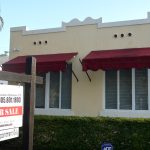 Fotografía de archivo de un cartel de "Se vende" colgado afuera de una casa, el 18 de febrero de 2022 en un barrio de Miami, Florida (EE.UU.). EFE/Álvaro Blanco