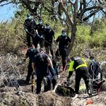 Bomberos de Brownsville Texas, trabajan en el rescate de un cuerpo de un migrante Hahitiano que murio ahogado al tratar de cruzar el Rio Bravo en Matamoros estado de Tamaulipas (México). EFE/Marco Antonio Rodríguez