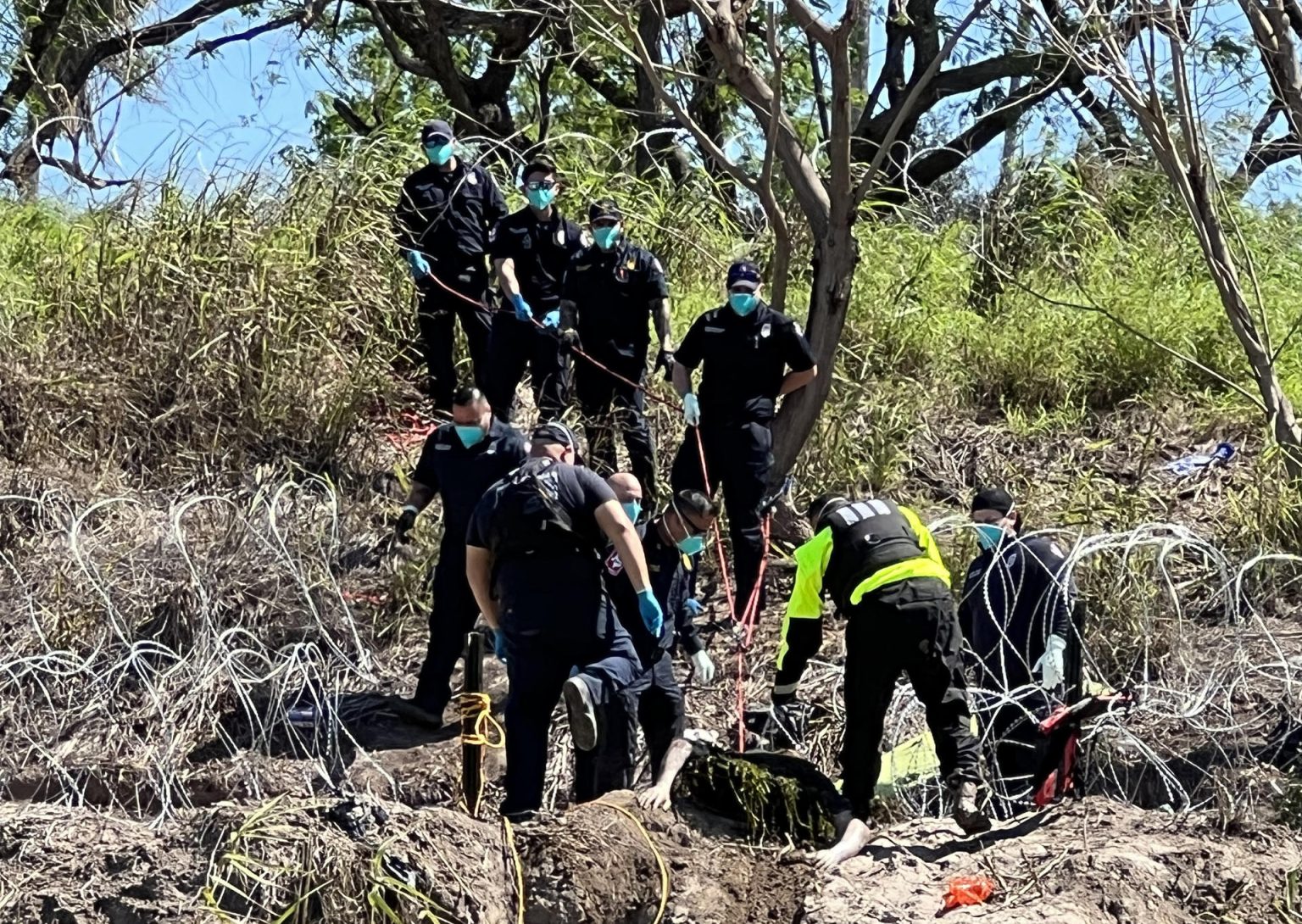 Bomberos de Brownsville Texas, trabajan en el rescate de un cuerpo de un migrante Hahitiano que murio ahogado al tratar de cruzar el Rio Bravo en Matamoros estado de Tamaulipas (México). EFE/Marco Antonio Rodríguez