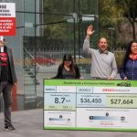 El representante de la organización El Poder del Consumidor y miembro del OCCA, Stephan Brodziak (2-d) y activistas protestan frente a la Secretaría de Economía, hoy en Ciudad de México (México). EFE/Isaac Esquivel