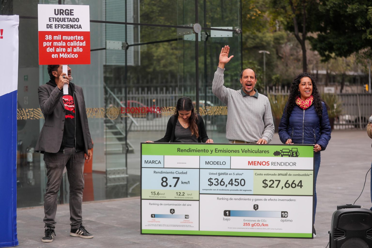 El representante de la organización El Poder del Consumidor y miembro del OCCA, Stephan Brodziak (2-d) y activistas protestan frente a la Secretaría de Economía, hoy en Ciudad de México (México). EFE/Isaac Esquivel