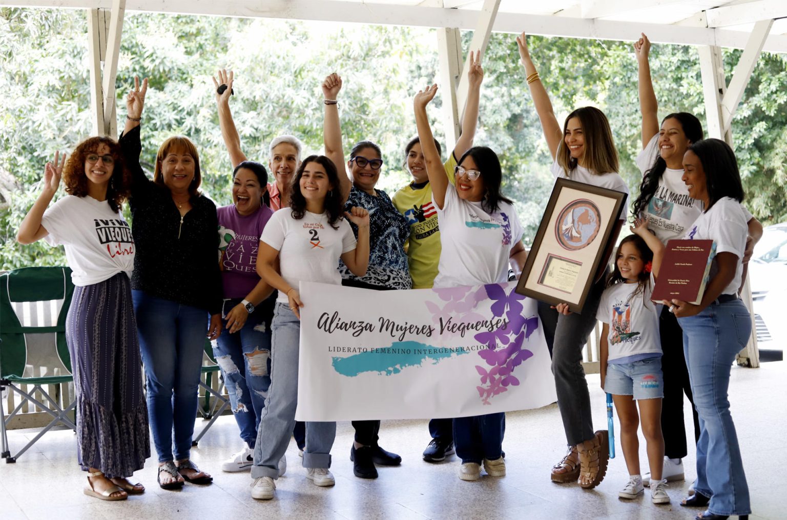 Fotografía de archivo de integrantes de la Alianza de Mujeres Viequenses (AMV) que posan durante un evento en el barrio de Río Piedras en San Juan (Puerto Rico). EFE/Thais Llorca