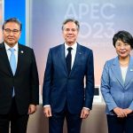 Fotografía cedida por el Departamento de Estado de Estados Unidos donde aparece su secretario, Antony Blinken (c), mientras posa junto a la ministra de Exteriores japonesa, Yoko Kamikawa (d), y el titular de esta misma cartera en Corea del Sur, Park Jin (i), durante una reunión celebrada hoy en una sala del centro de convenciones de San Francisco, California (EE.UU.), donde se celebra la semana de alto nivel del Foro de Cooperación Económica Asia-Pacífico (APEC). EFE/ Ben Solomon/Departamento Estado EEUU/ SÓLO USO EDITORIAL/SÓLO DISPONIBLE PARA ILUSTRAR LA NOTICIA QUE ACOMPAÑA (CRÉDITO OBLIGATORIO)