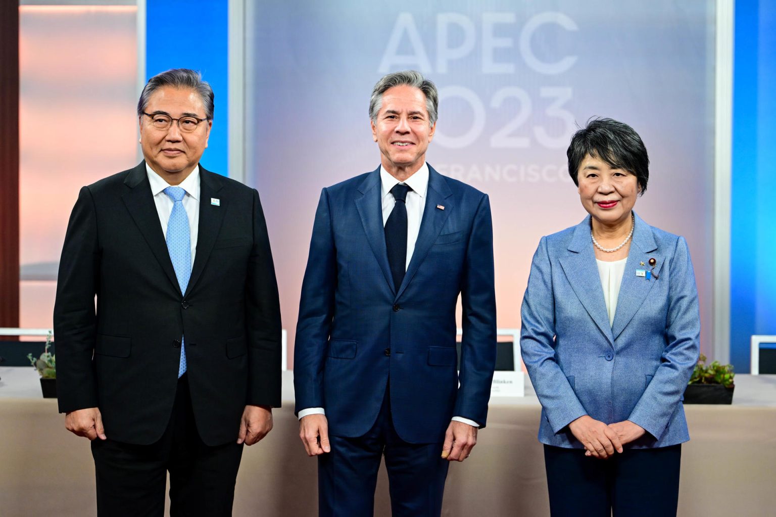 Fotografía cedida por el Departamento de Estado de Estados Unidos donde aparece su secretario, Antony Blinken (c), mientras posa junto a la ministra de Exteriores japonesa, Yoko Kamikawa (d), y el titular de esta misma cartera en Corea del Sur, Park Jin (i), durante una reunión celebrada hoy en una sala del centro de convenciones de San Francisco, California (EE.UU.), donde se celebra la semana de alto nivel del Foro de Cooperación Económica Asia-Pacífico (APEC). EFE/ Ben Solomon/Departamento Estado EEUU/ SÓLO USO EDITORIAL/SÓLO DISPONIBLE PARA ILUSTRAR LA NOTICIA QUE ACOMPAÑA (CRÉDITO OBLIGATORIO)