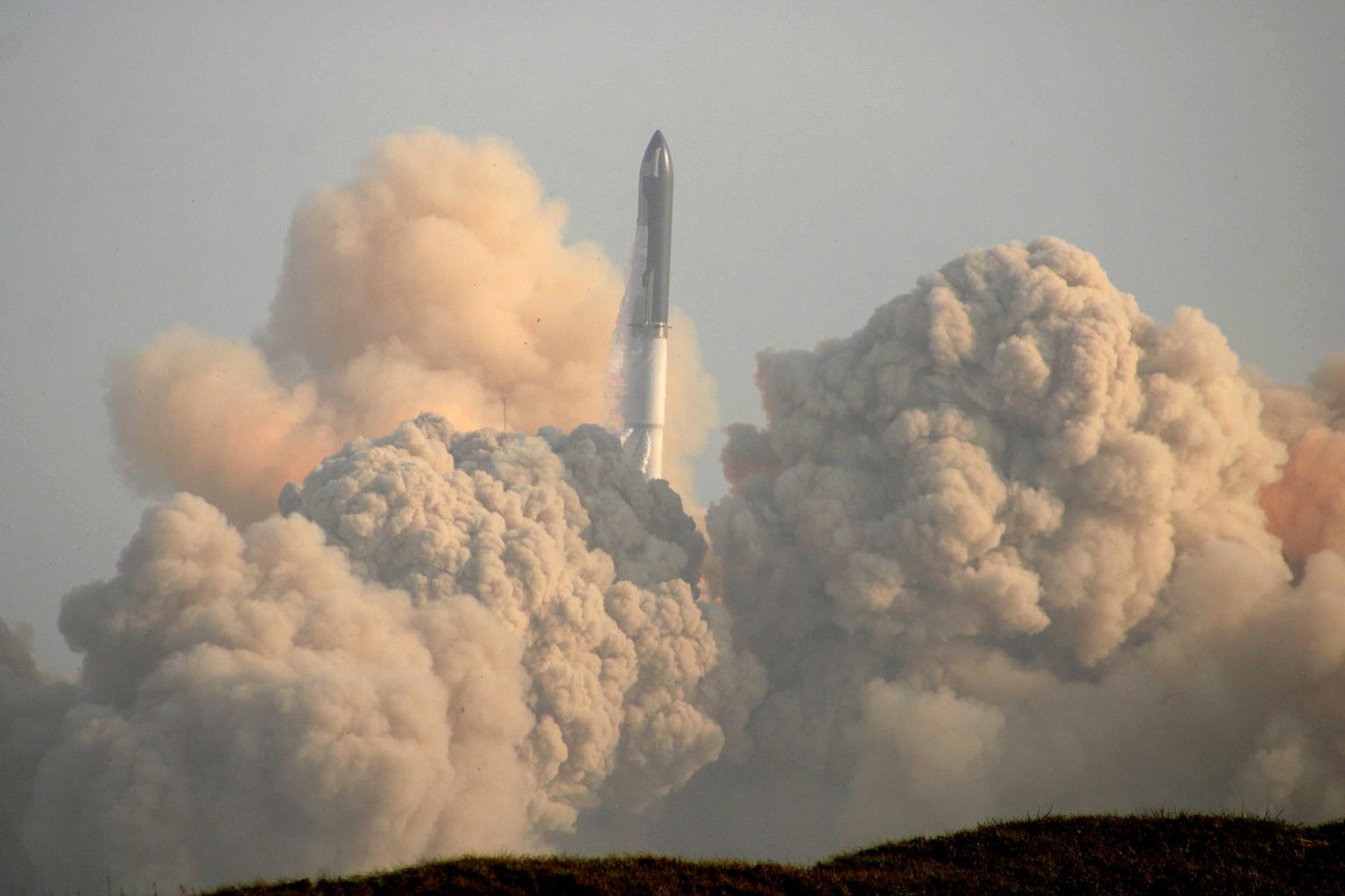 Fotografía de archivo que muestra el despegue del cohete Starship en la inmediaciones del Río Bravo, en Matamoros Tamaulipas (México). EFE/Abrahan Pineda-Jacome