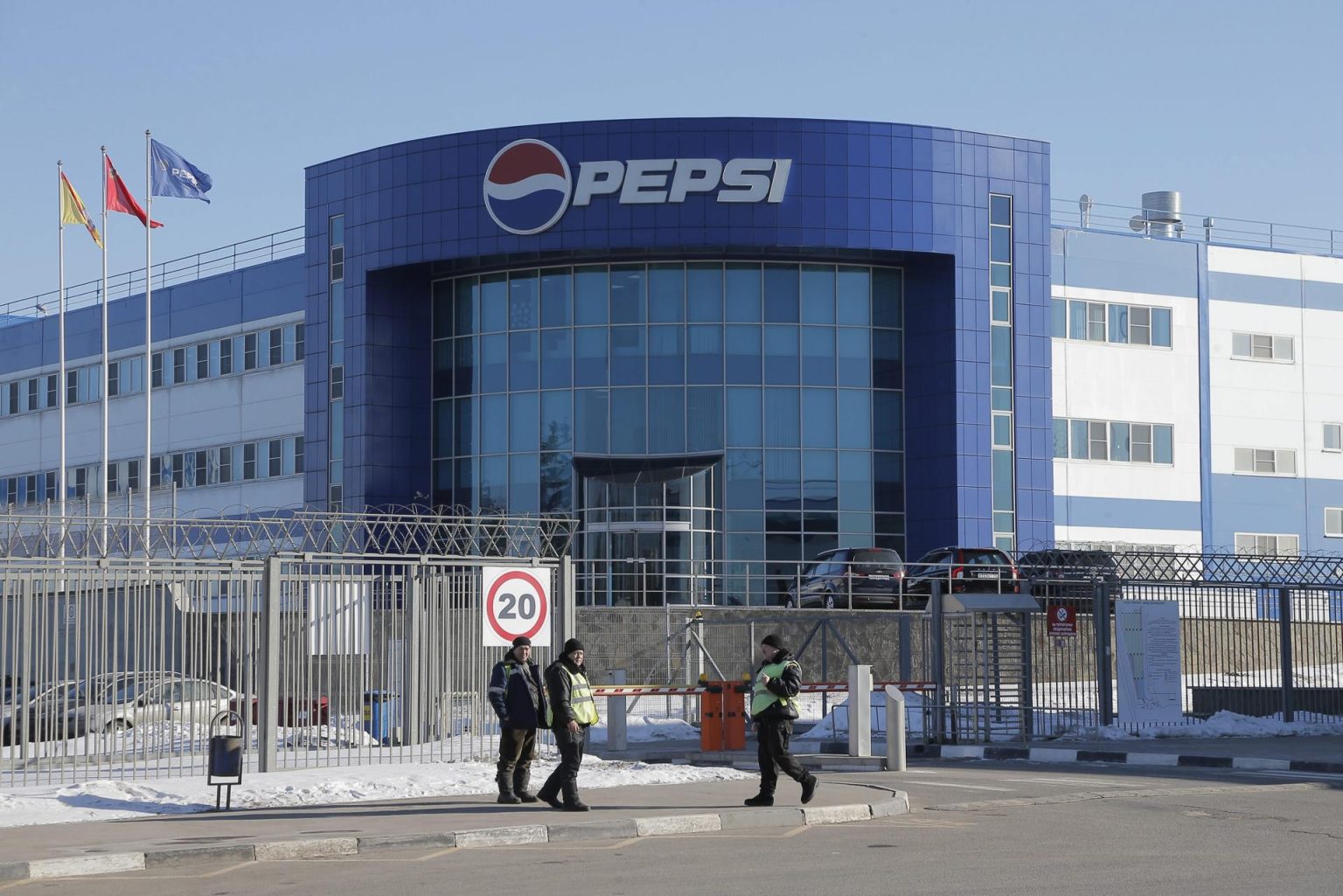 Fotografía de archivo en donde se observa una fábrica de Pepsico. EFE/Maxim Shipenkov