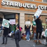 Fotografía de archivo de trabajadores de la cadena Starbucks que protestan en el barrio de Queens en Nueva York (Estados Unidos). EFE/ Jorge Fuentelsaz