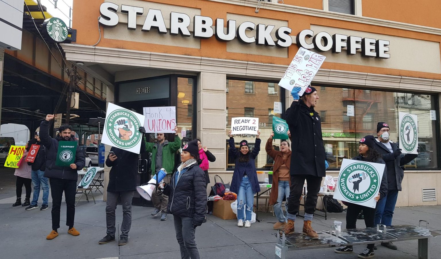 Fotografía de archivo de trabajadores de la cadena Starbucks que protestan en el barrio de Queens en Nueva York (Estados Unidos). EFE/ Jorge Fuentelsaz