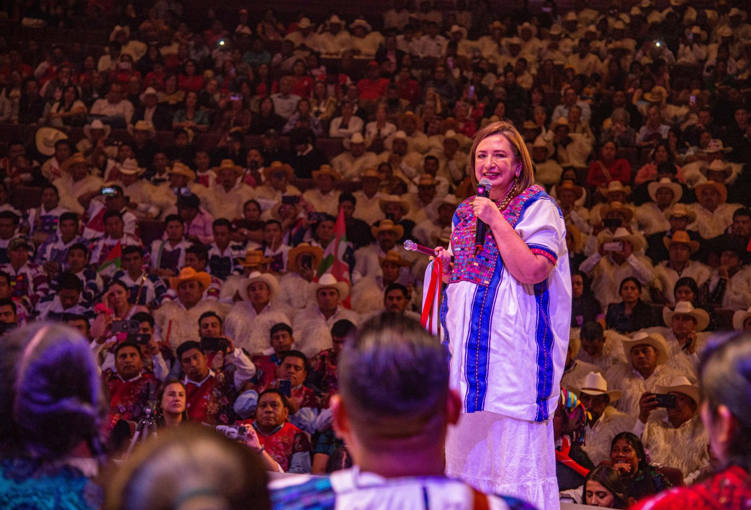 La precandidata presidencial del opositor Frente Amplio por México, Xóchitl Gálvez, habla hoy durante su reunión con indígenas en el municipio de San Cristobal de las Casas, Chiapas (México). EFE/Carlos López