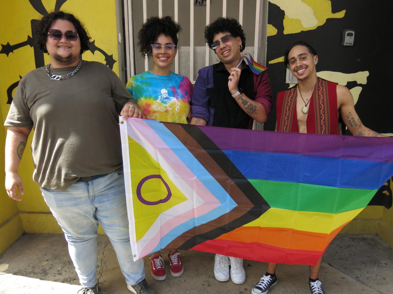 De izquierda a derecha Inarú Nadia de la Fuente, intersexual y líder del proyecto 'La sombrilla queer', André Rodil, persona no binaria y transgénero, Maru Rosa Hernández y Gé Areidawani Castro posan para EFE el 14 de noviembre de 2023 en la sede de Amnistía Internacional de Río Piedras en San Juan (Puerto Rico). EFE/Esther Alaejos