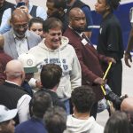 Mark Cuban, (en el centro), propietario de los Dallas Mavericks de la NBA, conversa con fans durante el partido ante los Houston Rockets correspondiente a la Copa NBA. EFE/EPA/ADAM DAVIS