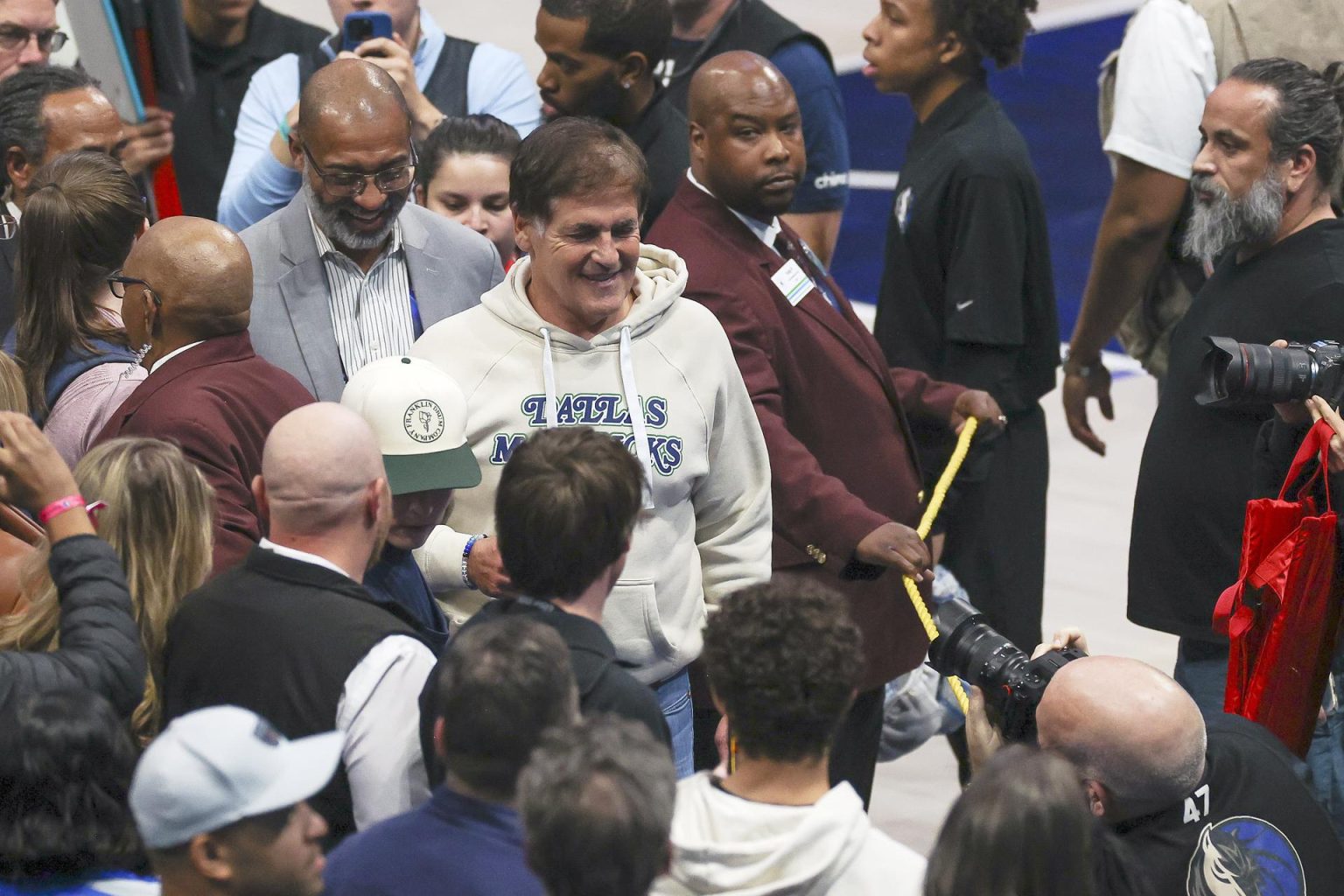 Mark Cuban, (en el centro), propietario de los Dallas Mavericks de la NBA, conversa con fans durante el partido ante los Houston Rockets correspondiente a la Copa NBA. EFE/EPA/ADAM DAVIS