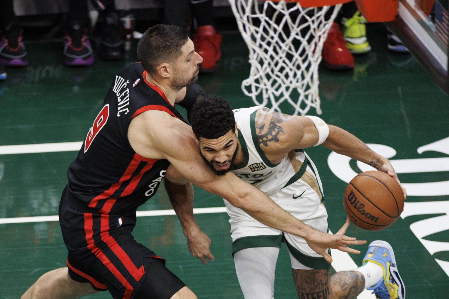 El alero de los Celtics de Boston Jayson Tatum (D) ien un partid entre los Boston Celtics y Chicago Bulls en el TD Garden de Boston, Massachusetts (EE.UU.), este 28 de noviembre de 2023. (Baloncesto) EFE/EPA/CJ Gunther