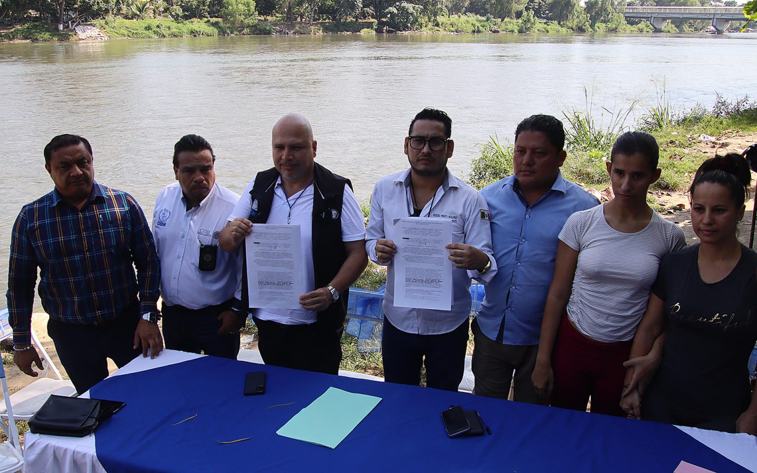 El comisionado de la Comisión Internacional de Derechos Humanos de Quintana Roo, Gabriel Armando Hernández (3-i) y el Consejero- presidente del Observatorio Ciudadano de Chiapas, Reidid Jehu Pinto (4-d) muestran la fitrma de un convenio de migración y seguridad hoy, en el municipio de Tapachula (México). EFE/Juan Manuel Blanco