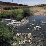 Fotografía de las aguas contaminadas de un arroyo que desemboca en el Río Bravo en Ciudad Juárez, estado de Chihuahua (México). Imagen de archivo. EFE/ Luis Torres