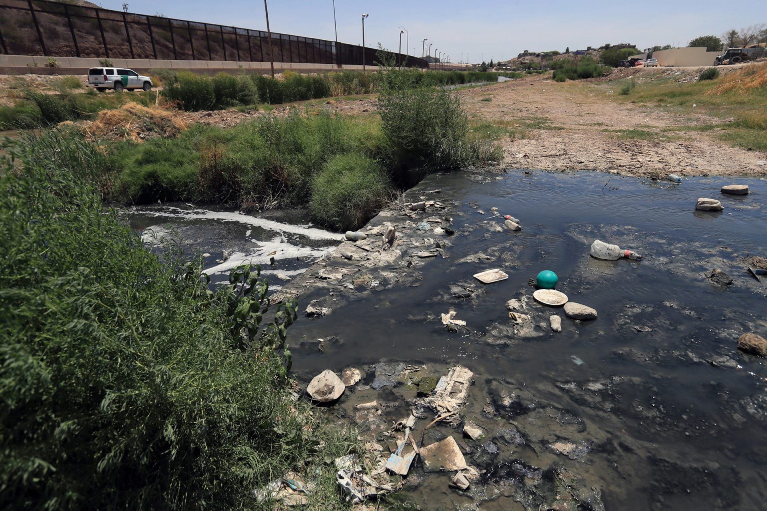 Fotografía de las aguas contaminadas de un arroyo que desemboca en el Río Bravo en Ciudad Juárez, estado de Chihuahua (México). Imagen de archivo. EFE/ Luis Torres