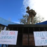 Periodistas y amigos del fotoperiodista asesinado Ismael Villagómez protestan en la Plaza de del Periodista en ciudad Juárez, en el estado de Chihuahua (México). EFE/Luis Torres