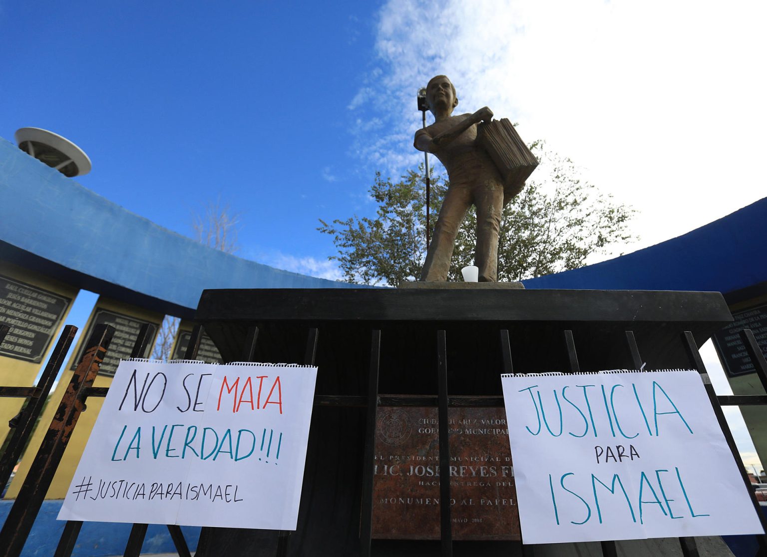 Periodistas y amigos del fotoperiodista asesinado Ismael Villagómez protestan en la Plaza de del Periodista en ciudad Juárez, en el estado de Chihuahua (México). EFE/Luis Torres