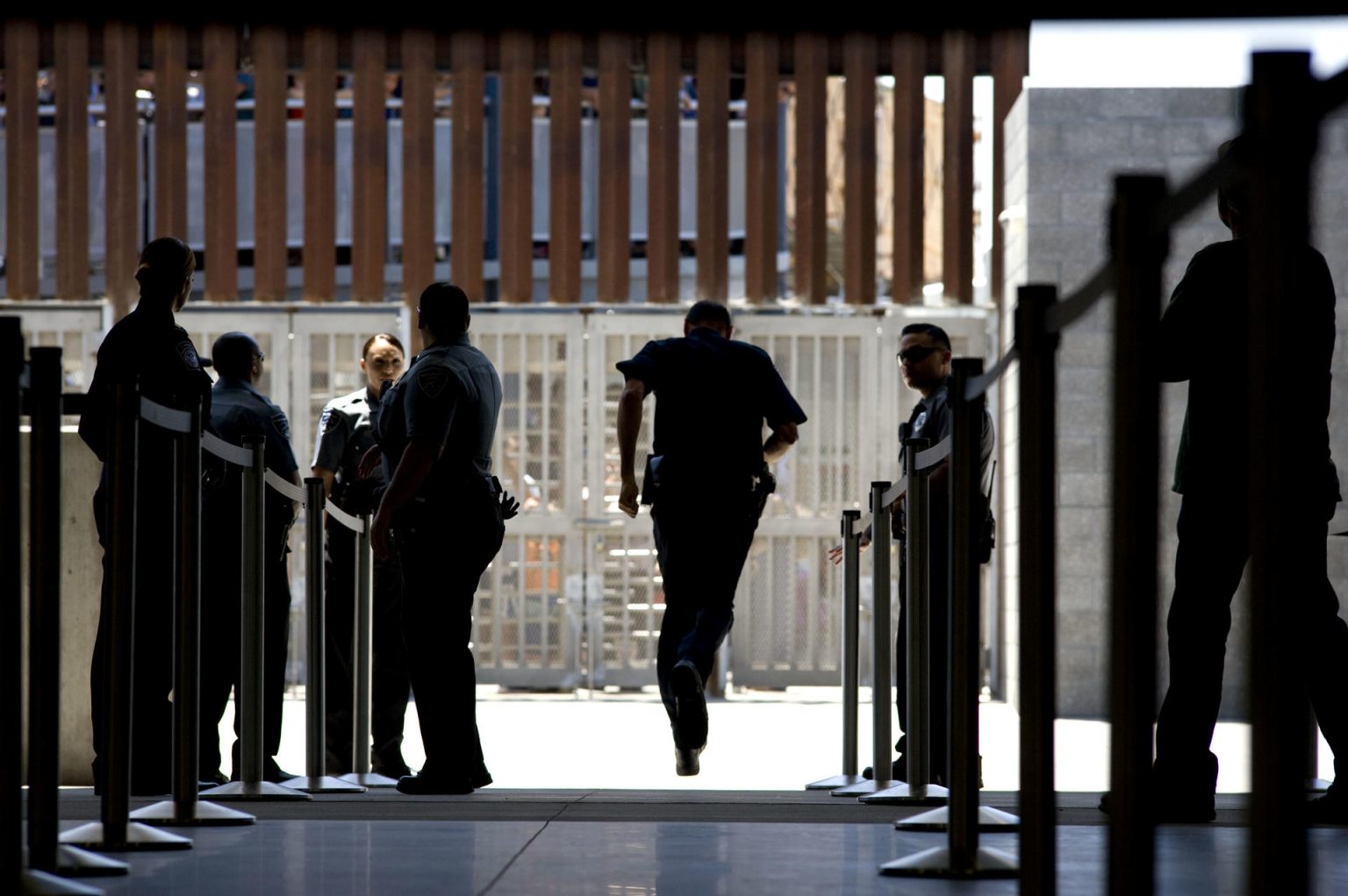 Fotografía de archivo de agentes de Aduanas y Protección de Fronteras (CBP). EFE/David Maung