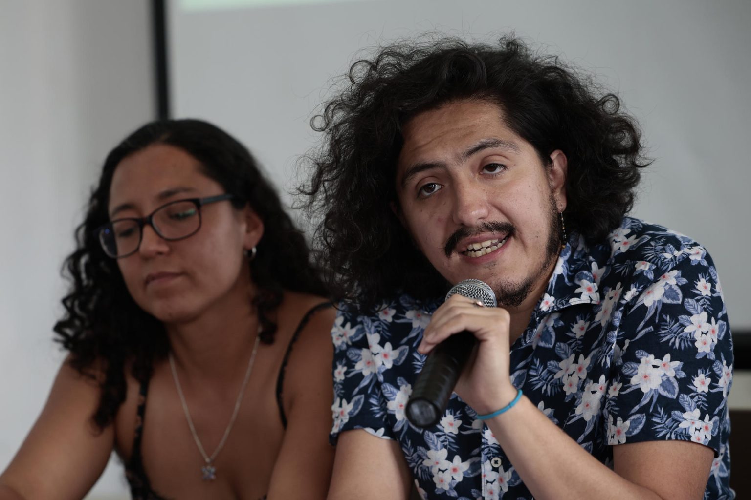 Los directores del Festival de Cine de Barrio, Yuli Rodriguez (i) y Emiliano Escoto (d) hablan hoy durante una rueda de prensa realizada en Ciudad de México (México). EFE/José Méndez