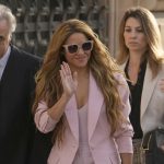 La cantante Shakira a su llegada a la Audiencia de Barcelona donde se sienta hoy en el banquillo, acusada de defraudar 14,5 millones a Hacienda entre 2012 y 2014, por lo que la Fiscalía le pide una condena de ocho años y dos meses de cárcel, con la puerta abierta a un pacto. EFE/Enric Fontcuberta