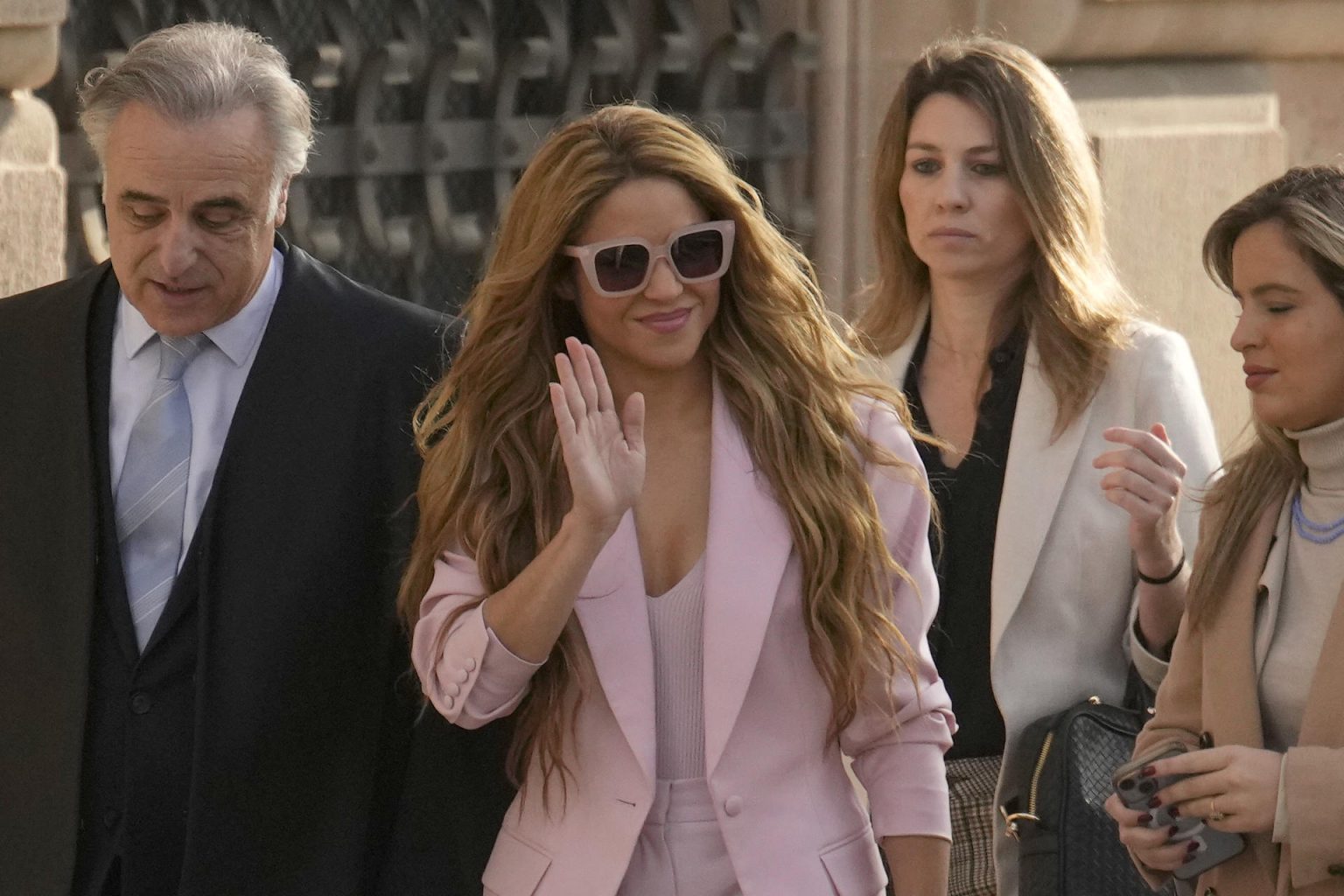 La cantante Shakira a su llegada a la Audiencia de Barcelona donde se sienta hoy en el banquillo, acusada de defraudar 14,5 millones a Hacienda entre 2012 y 2014, por lo que la Fiscalía le pide una condena de ocho años y dos meses de cárcel, con la puerta abierta a un pacto. EFE/Enric Fontcuberta