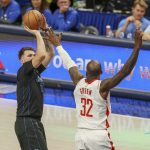 El guardia de los Dallas Mavericks, Luka Doncic, en el partido de baloncesto de la NBA entre los Dallas Mavericks y los Houston Rockets, este 28 de noviembre de 2023. (Baloncesto, Eslovenia) EFE/EPA/Adam Davis