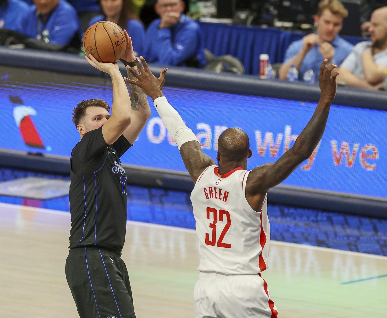 El guardia de los Dallas Mavericks, Luka Doncic, en el partido de baloncesto de la NBA entre los Dallas Mavericks y los Houston Rockets, este 28 de noviembre de 2023. (Baloncesto, Eslovenia) EFE/EPA/Adam Davis