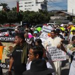 Trabajadores de medios de comunicación se manifiestan hoy, en las principales calles en el municipio de Chilpancingo, en el estado de Guerrero (México). EFE/José Luis de la Cruz